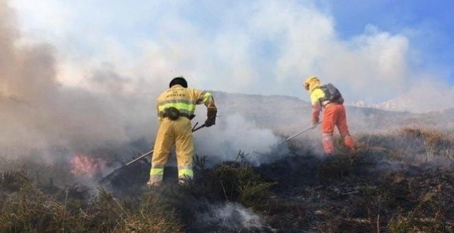 Activo en Riotuerto uno de los cuatro incendios provocados en Cantabria