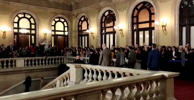 Los exconsellers salen del Parlament arropados por diputados