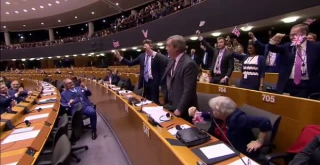 Los eurodiputados británicos a favor del Brexit se despiden del Europarlamento ondeando la Union Jack