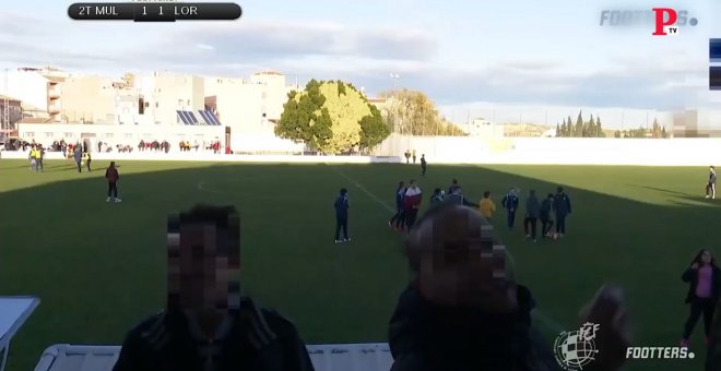 Una operadora de cámara, acosada y vejada mientras graba un partido de fútbol