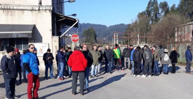 Los trabajadores de Sniace bloquean el acceso de camiones de celulosa y fibra a la fábrica en su primer día de concentración tras el cierre