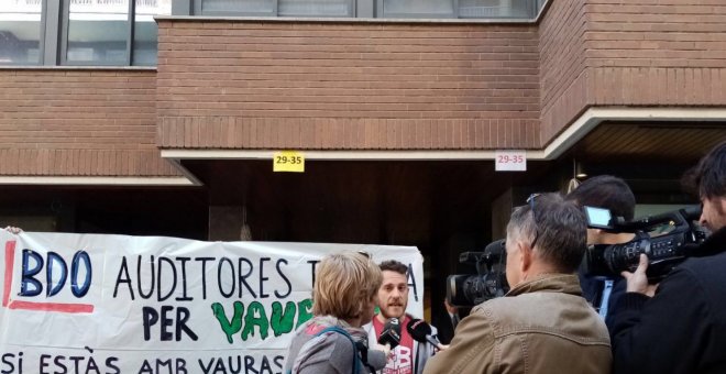 Acció de protesta del Sindicat de Barri del Poble Sec per aturar el desnonament del Bloc Llavors