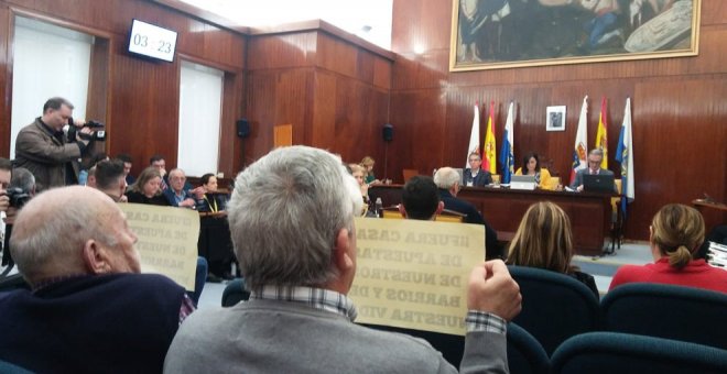 El Pleno urge a Ayuntamiento y Gobierno a frenar las licencias a los locales de juego a menos de 500 metros de los colegios