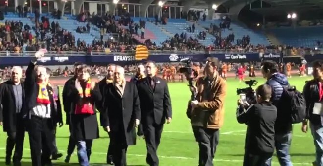Puigdemont saluda desde el césped del estadio Aimé Giral de Perpignan