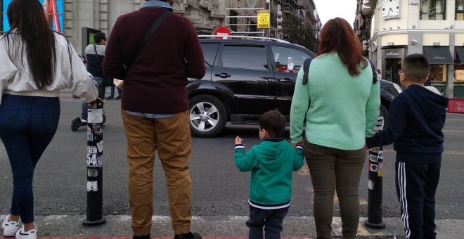 No cruces la calle con el semáforo en rojo: ¡hay niños delante!