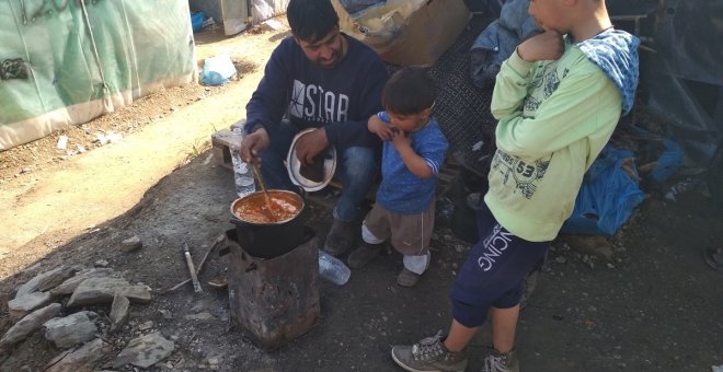 La política de la por s'acarnissa amb refugiats i periodistes a Lesbos