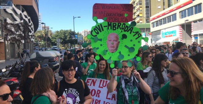 El profesorado defiende en la calle la escuela pública mientras el presidente andaluz insiste en su "decretazo"