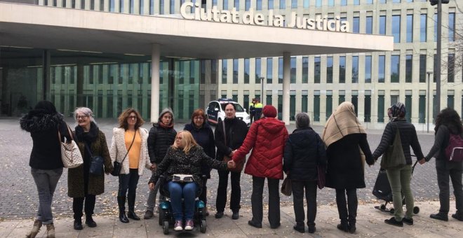 Una jutgessa de Barcelona li treu la custòdia a una mare que va denunciar abusos sexuals de l'exparella als seus fills