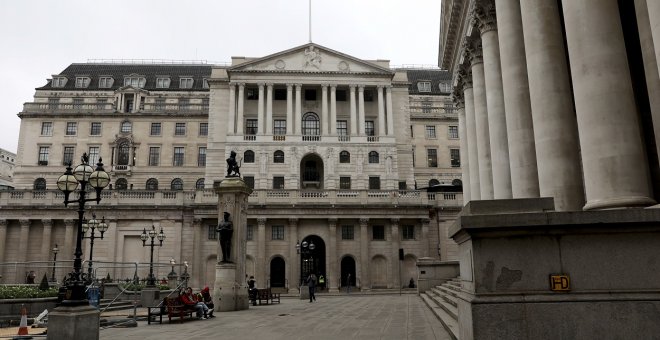 El Banco de Inglaterra vuelve a bajar los tipos por sorpresa y amplía la compra de deuda