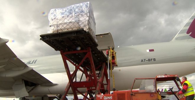 Aterriza en Madrid uno de los dos aviones con material sanitario comprado por la CAM