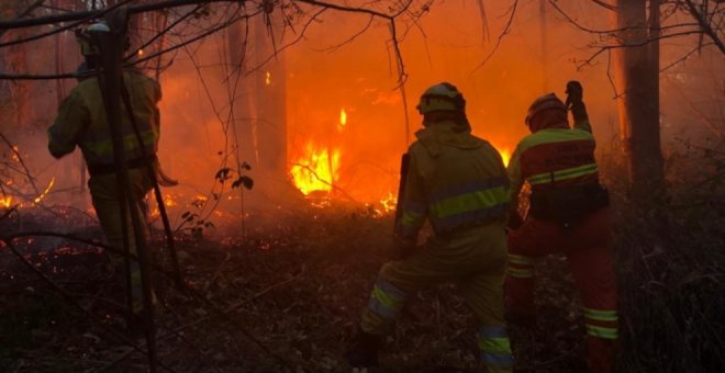 Activos 14 incendios forestales que afectan a diez municipios de Cantabria