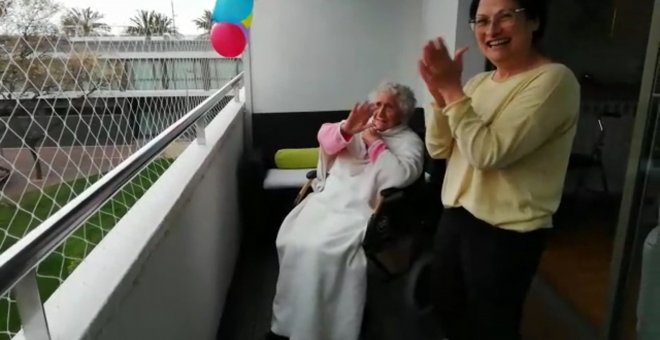Aplausos para una mujer de 100 años que supera el coronavirus
