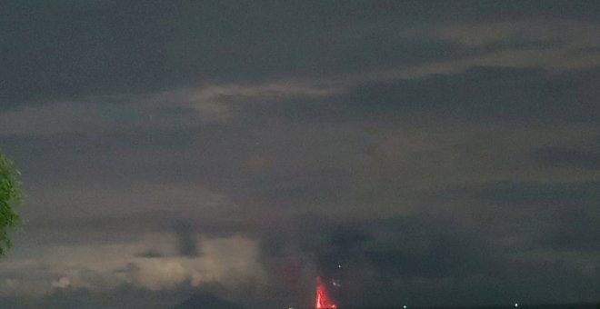 El volcán indonesio Anak Krakatau expulsa nubes de ceniza, humo y magma tras entrar en erupción
