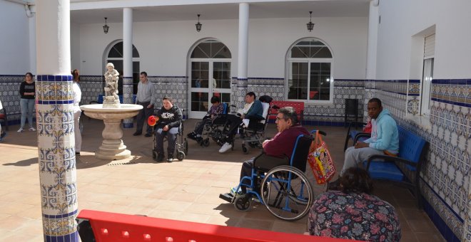 Los centros de discapacidad gastan miles de euros en equipos de protección porque las CCAA no se los envían