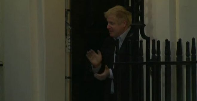 Boris Johnson se suma al aplauso sanitario después de recibir el alta
