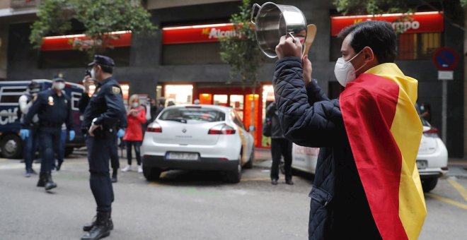 El 1% del barrio de Salamanca vuelve a saltarse el confinamiento para protestar contra el Gobierno ante la mirada de la Policía