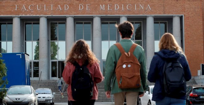 El Gobierno elimina el requisito académico para recibir becas y aumenta un 22% su presupuesto