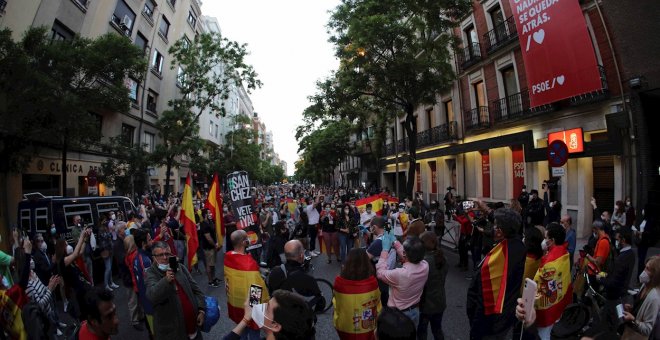Las protestas contra el Gobierno se expanden y se centran en la sede del PSOE en Madrid