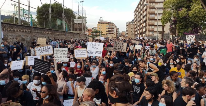 La Barcelona antiracista es manifesta enfront del consolat dels Estats Units