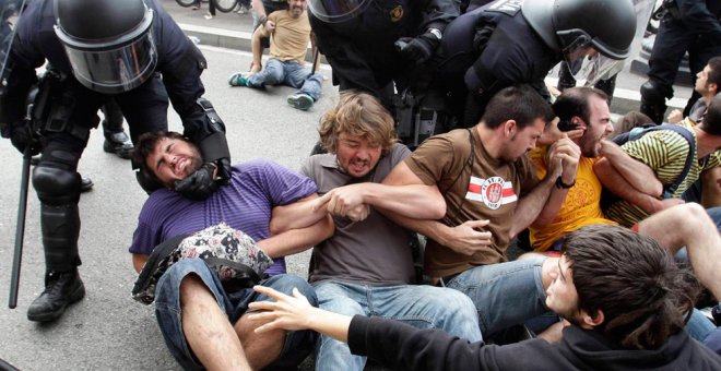 Condenan a más de dos años de cárcel a un inspector de los Mossos d'Esquadra por cargar contra los manifestantes del 15-M