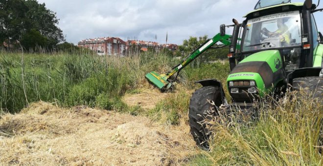 El Ayuntamiento contrata un tractor para el mantenimiento y limpieza de las Marismas