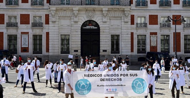 Manifestación de médicos frente a la sede de la Comunidad de Madrid para decir "basta" a una Sanidad "en coma"