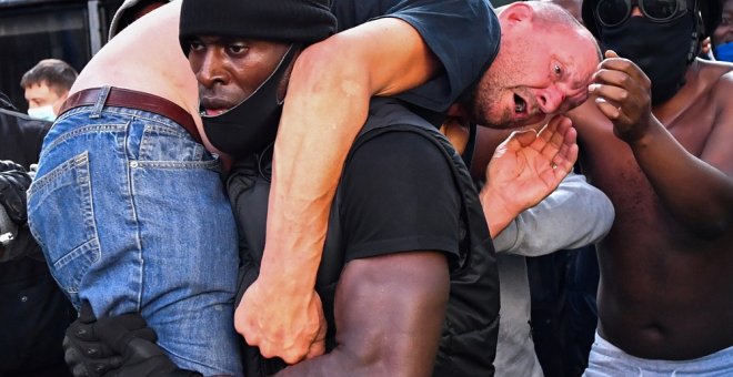 Una protesta de extrema derecha en Londres contra el derribo de estatuas de esclavistas termina con enfrentamientos y más de 100 detenidos
