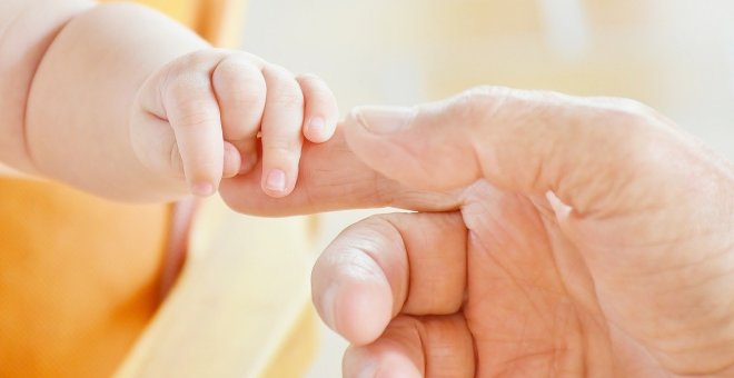 Permisos de maternidad y paternidad igualitarios, sí, pero más largos