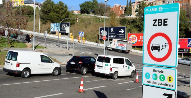 Barcelona empieza a multar a los vehículos contaminantes