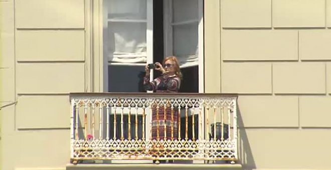 Ciudadanos anónimos retratan desde sus balcones la dura realidad de la pandemia