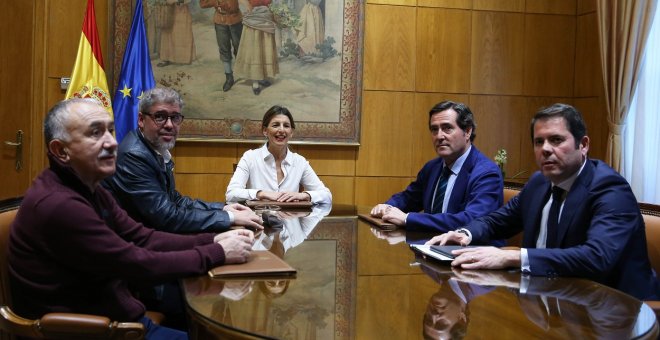 Los sindicatos exigen al Gobierno que no reduzca la paga a los afectados por ERTE desde marzo