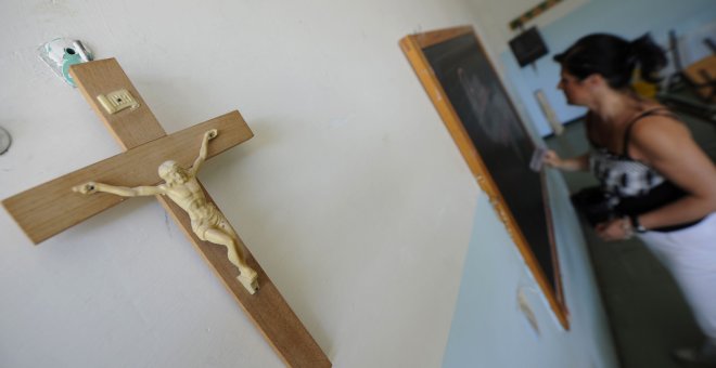 El joven que denunció durante tres años la presencia de crucifijos en el aula cambia de instituto sin lograr su objetivo