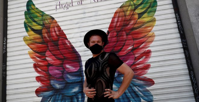 El Orgullo Crítico vuelve a salir a las calles de Madrid con mascarillas y 'pluma' contra la transfobia y el capitalismo rosa