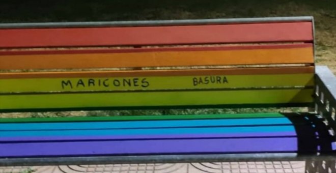 "Maricones basura": ataque homófobo al único banco arcoíris de Ciudad Real doce días después de inaugurarlo