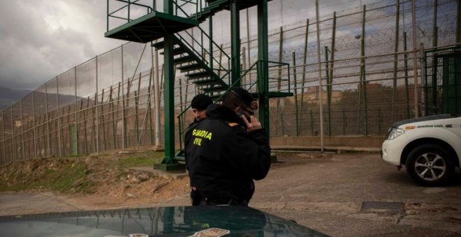 Jóvenes marroquíes entran en Melilla saltando por los tejados de un puesto fronterizo cerrado