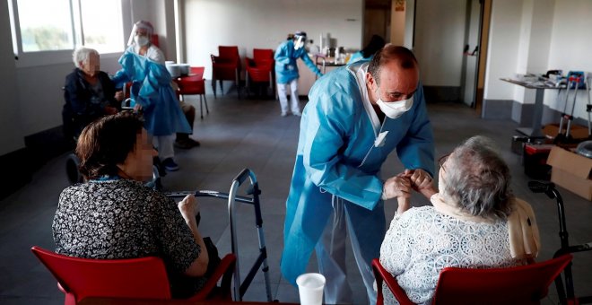 "Portes tancades i persones donant-hi cops, suplicant sortir": testimonis de 500 residències durant la pandèmia