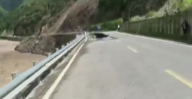 Se derrumba una carretera en el suroeste de China debido a las lluvias torrenciales