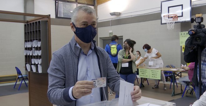 Iñigo Urkullu vota junto con su mujer en  Durango (Bizkaia)