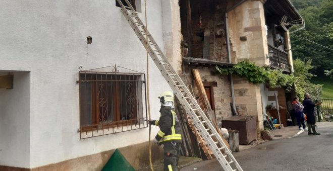 Extinguido el fuego en una vivienda de Los Tojos tras causar daños materiales