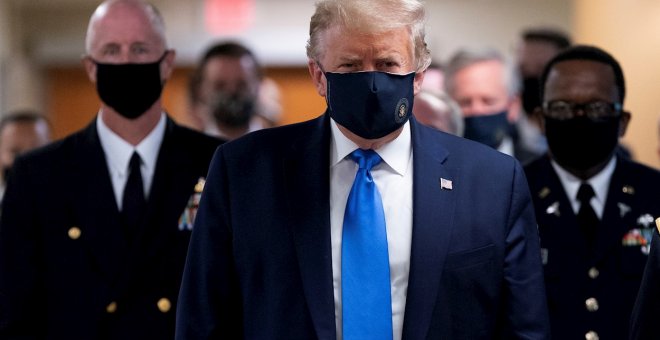 Trump se pone la mascarilla por primera vez desde que comenzó la pandemia