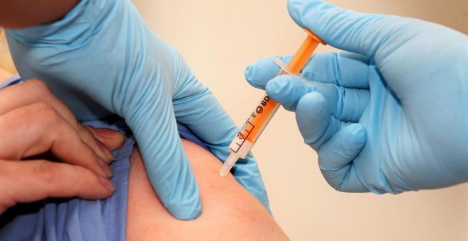 Reino Unido podría implementar una vacuna contra la covid-19 en el primer semestre de 2021