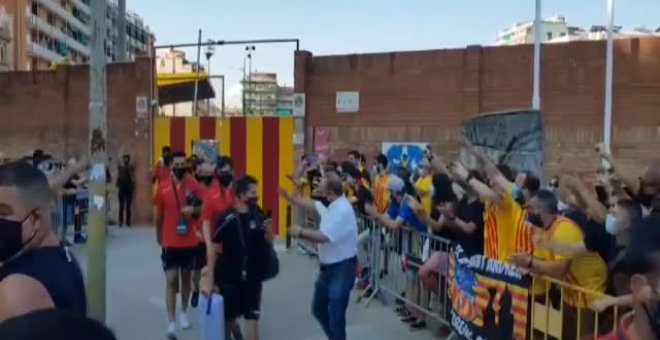 Aficionados del Sant Andreu se agolpan para animar el posible ascenso del club