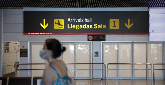 Madrid anuncia que este jueves hará obligatorias las mascarillas si Sanidad no pone más garantías en Barajas