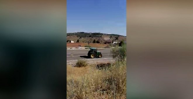 Columna de tractores y otros vehículos en Jaén
