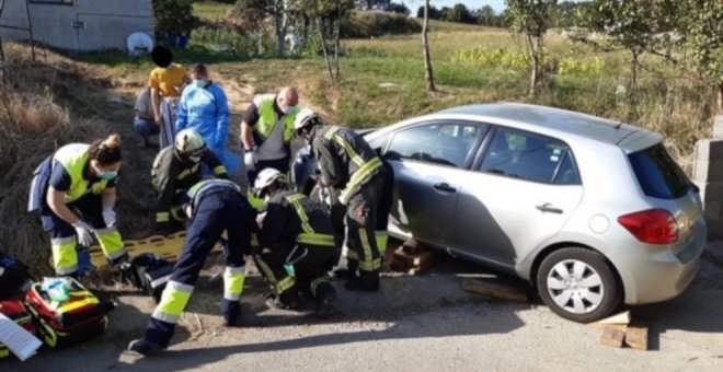 Herido un hombre de 84 años en Bárcena de Cicero al ser arrollado por su propio coche y quedar atrapado