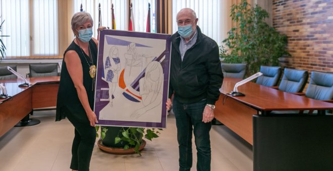 Pedro Sobrado entrega al Ayuntamiento la obra original del Premio Mujer Referente