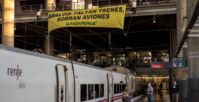 Greenpeace despliega una pancarta en Atocha: "Ábalos: faltan trenes, sobran aviones"
