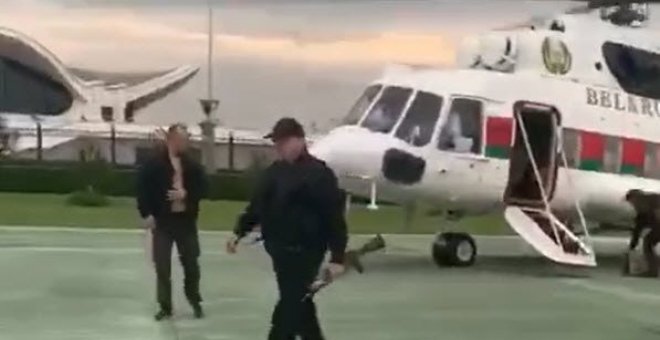 Lukashenko llega en helicóptero y fusil en mano a la residencia presidencial tras las protestas