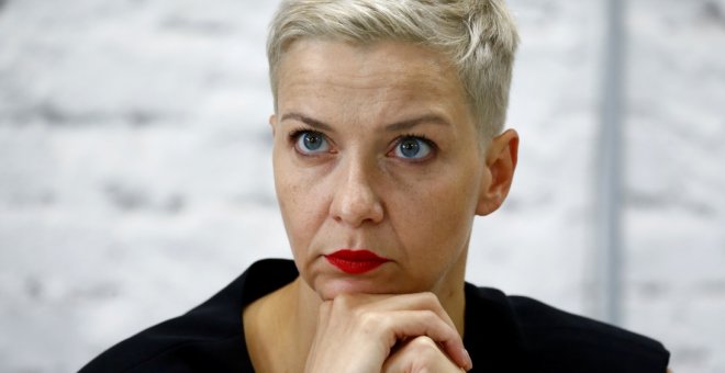 La líder opositora bielorrusa Kolesnikova rompe su pasaporte en la frontera con Ucrania para impedir su deportación