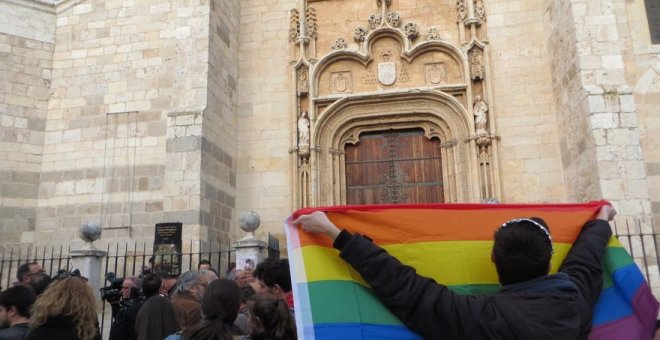 Los activistas que se manifestaron contra los cursos para "curar la homosexualidad" del Obispo de Alcalá se enfrentan a penas de hasta cuatro años de cárcel